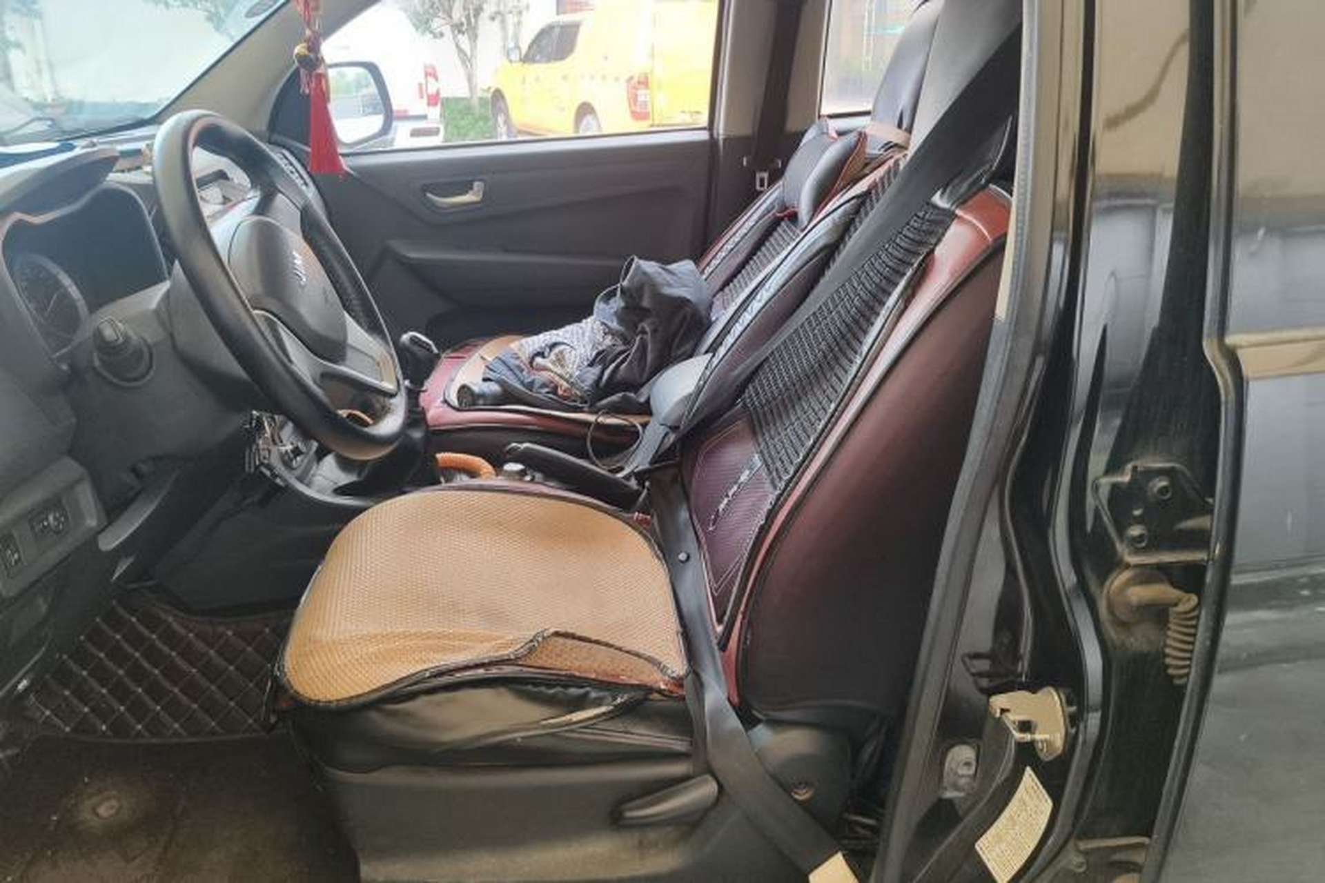 Used Isuzu JLM 2018 2.5T Four-Wheel Drive Diesel Luxury Version with Extended Cargo Bed JE4D25Q5A Left Front Seat