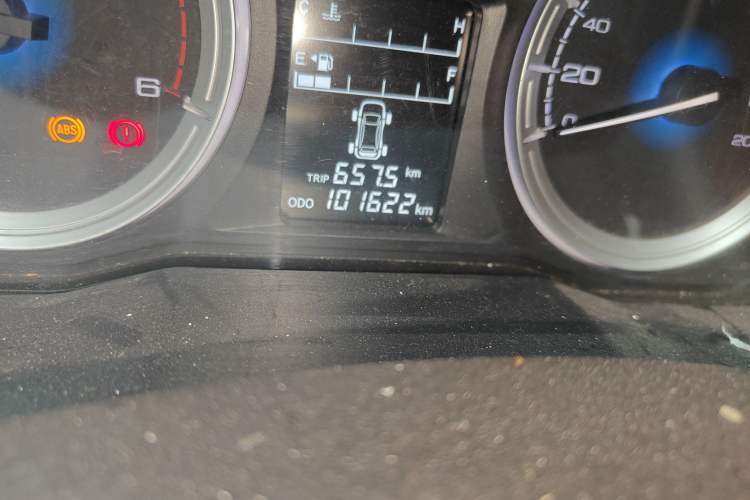 Used Isuzu JLM 2018 2.5T Four-Wheel Drive Diesel Luxury Version with Extended Cargo Bed JE4D25Q5A Odometer Close Up
