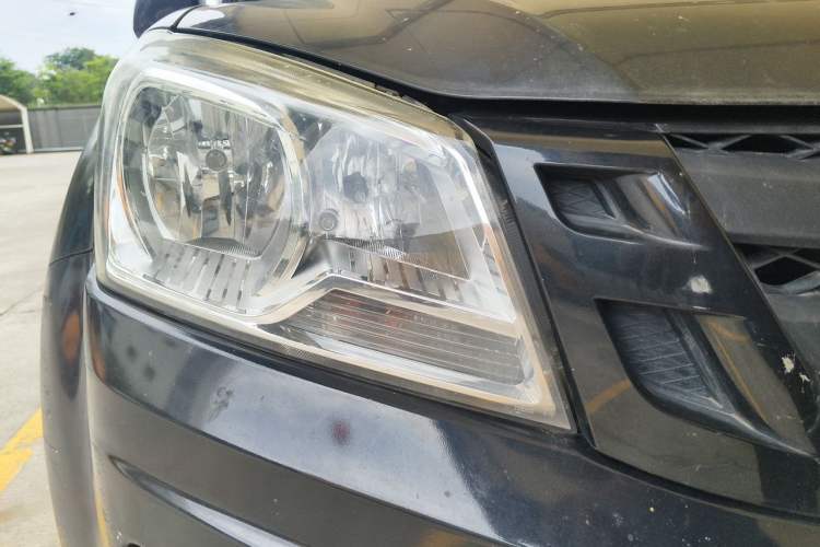 Used Isuzu JLM 2018 2.5T Four-Wheel Drive Diesel Luxury Version with Extended Cargo Bed JE4D25Q5A Right Front Headlight