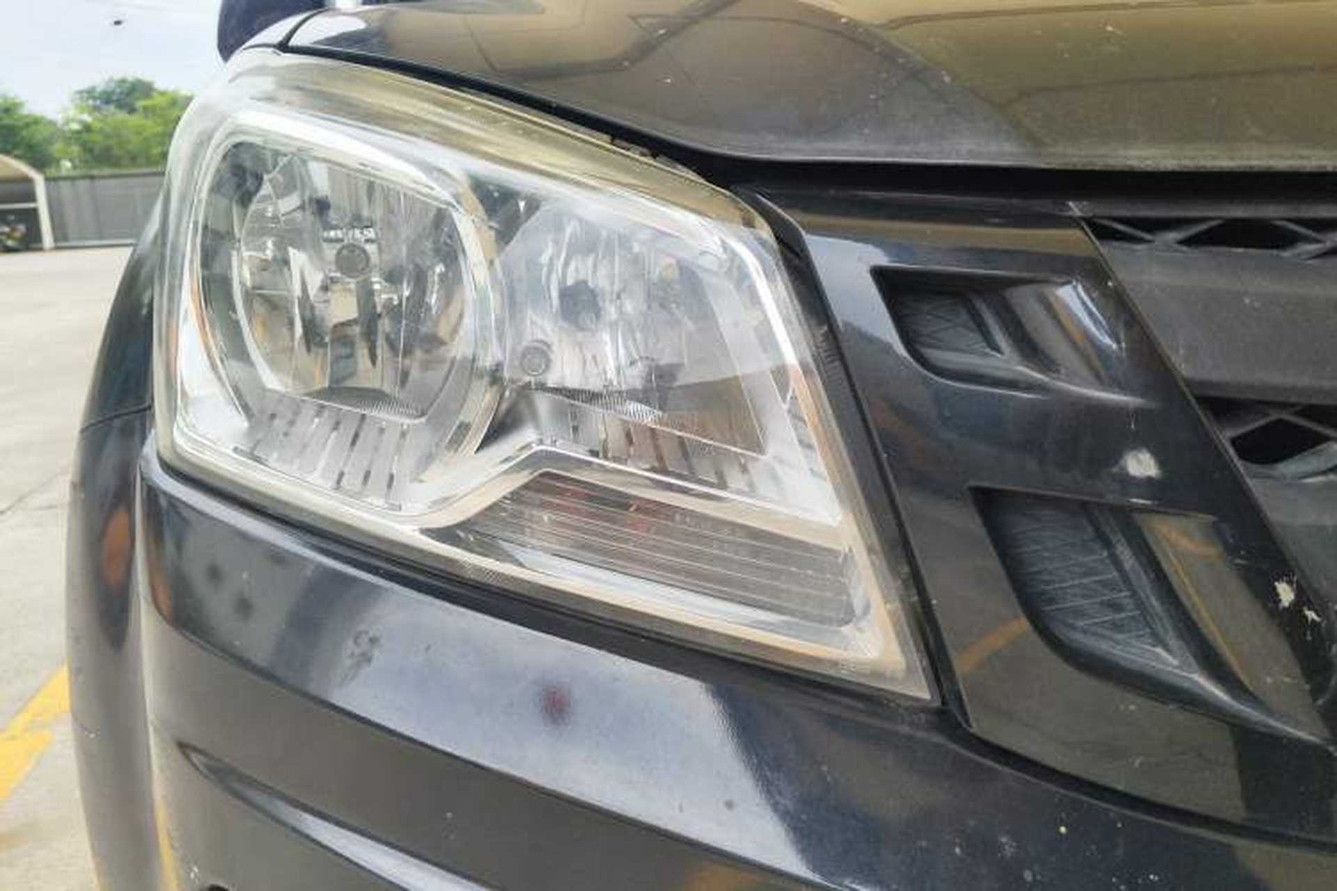 Used Isuzu JLM 2018 2.5T Four-Wheel Drive Diesel Luxury Version with Extended Cargo Bed JE4D25Q5A Right Front Headlight