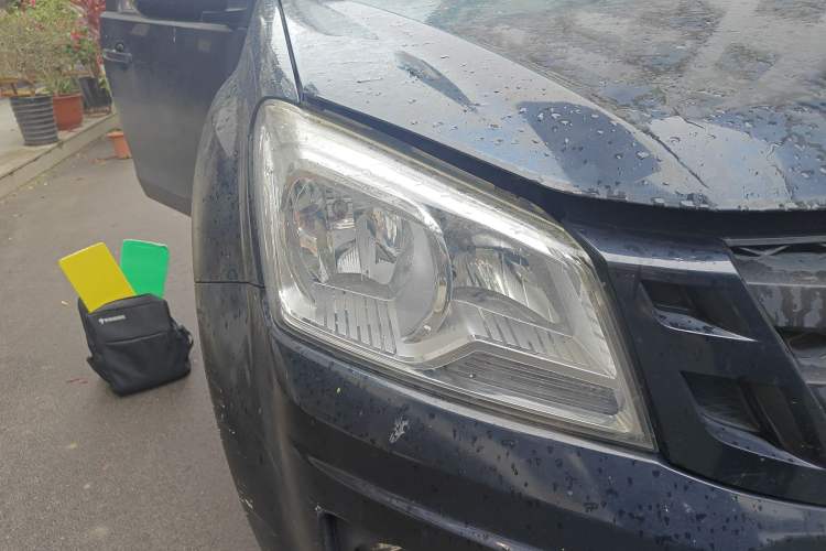 Used Isuzu JLM 2018 2.5T Four-Wheel Drive Diesel Luxury Version with Extended Cargo Bed JE4D25Q5A Right Front Headlight