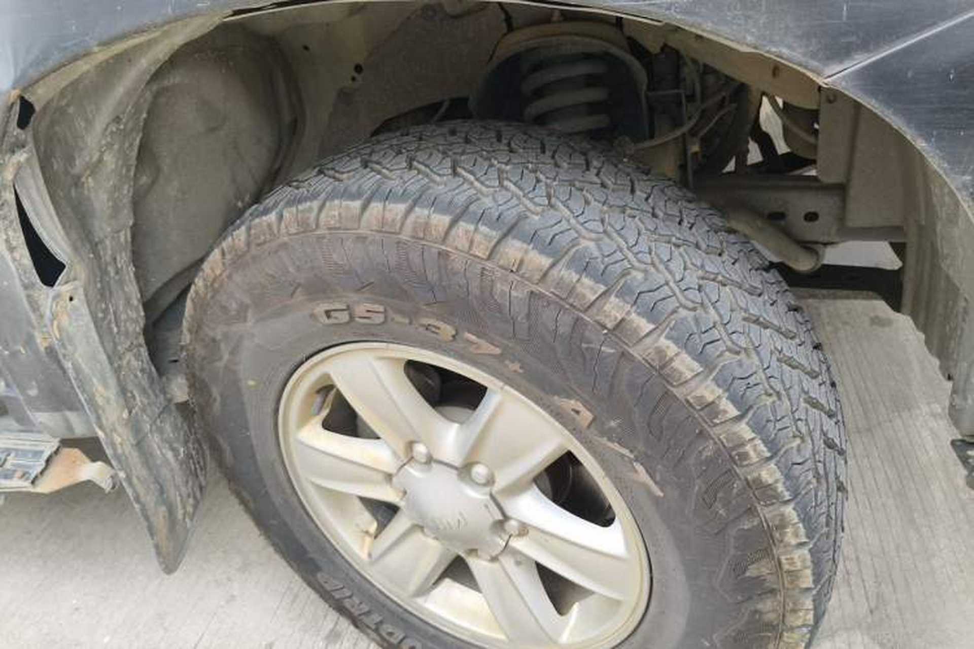 Used Isuzu JLM 2018 2.5T Four-Wheel Drive Diesel Luxury Version with Extended Cargo Bed JE4D25Q5A Right Front Wheel Hub