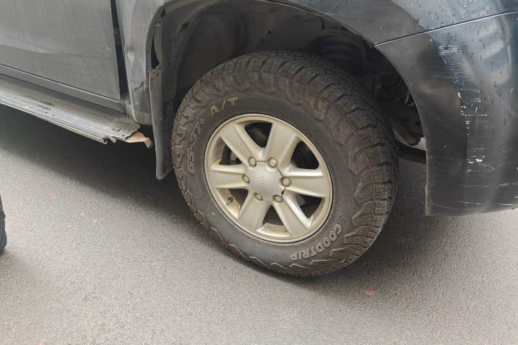 Used Isuzu JLM 2018 2.5T Four-Wheel Drive Diesel Luxury Version with Extended Cargo Bed JE4D25Q5A Right Front Wheel Hub