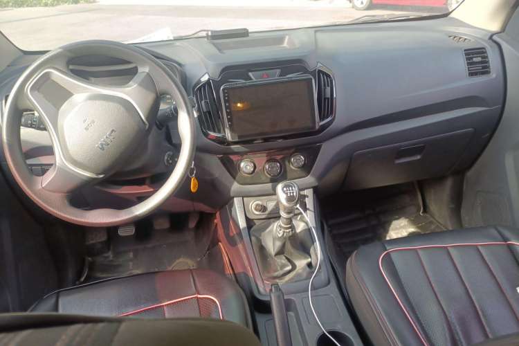 Used Isuzu JLM 2018 2.5T Two-Wheel Drive Diesel Luxury Version with Extended Cargo Bed JE4D25Q5A Center Console