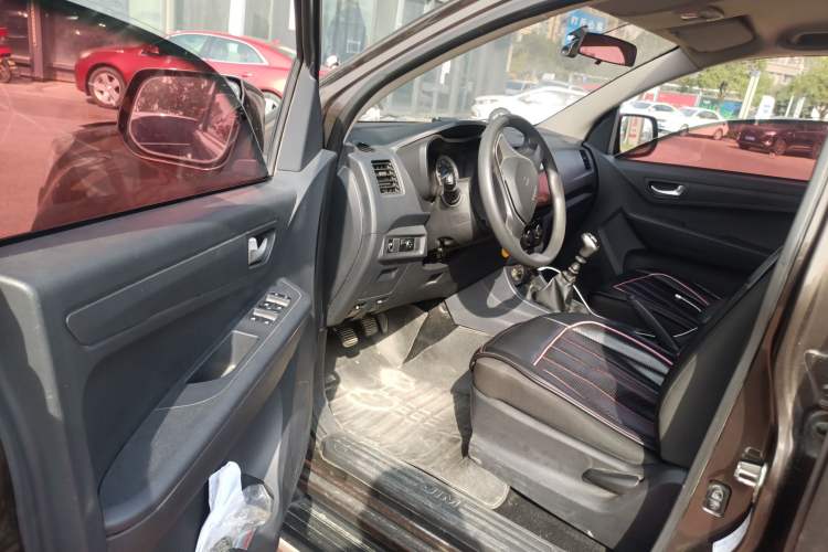 Used Isuzu JLM 2018 2.5T Two-Wheel Drive Diesel Luxury Version with Extended Cargo Bed JE4D25Q5A Driver Seat