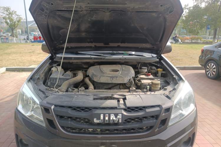 Used Isuzu JLM 2018 2.5T Two-Wheel Drive Diesel Luxury Version with Extended Cargo Bed JE4D25Q5A Engine Bay