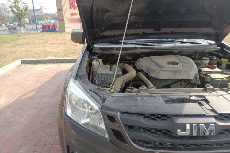 Used Isuzu JLM 2018 2.5T Two-Wheel Drive Diesel Luxury Version with Extended Cargo Bed JE4D25Q5A Engine Bay Right