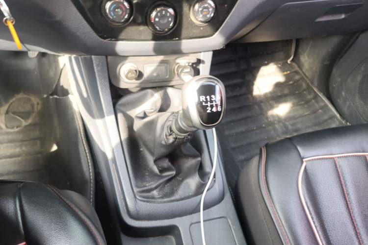 Used Isuzu JLM 2018 2.5T Two-Wheel Drive Diesel Luxury Version with Extended Cargo Bed JE4D25Q5A Gear Lever