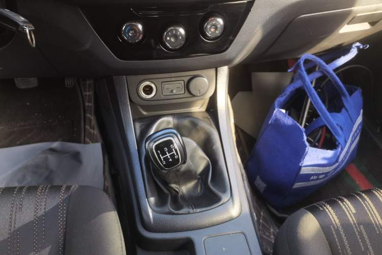 Used Isuzu JLM 2018 2.8T Classic Edition 4x4 Luxury Version JE493ZLQ5F Gear Lever