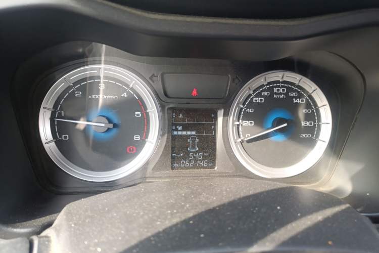 Used Isuzu JLM 2018 2.5T Two-Wheel Drive Diesel Luxury Version with Extended Cargo Bed JE4D25Q5A Instrument Cluster