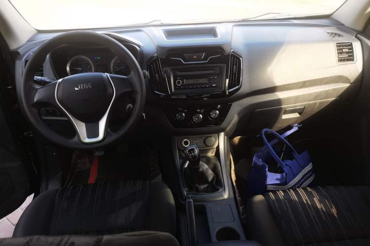 Used Isuzu JLM 2018 2.8T Classic Edition 4x4 Luxury Version JE493ZLQ5F Interior 2