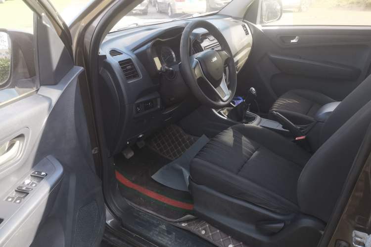 Used Isuzu JLM 2018 2.8T Classic Edition 4x4 Luxury Version JE493ZLQ5F Interior 3
