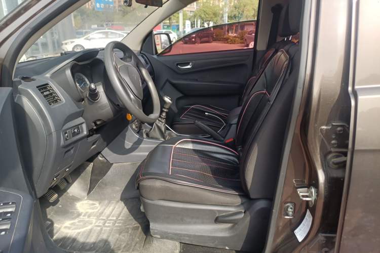 Used Isuzu JLM 2018 2.5T Two-Wheel Drive Diesel Luxury Version with Extended Cargo Bed JE4D25Q5A Left Front Seat
