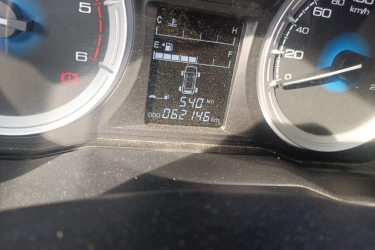 Used Isuzu JLM 2018 2.5T Two-Wheel Drive Diesel Luxury Version with Extended Cargo Bed JE4D25Q5A Odometer Close Up