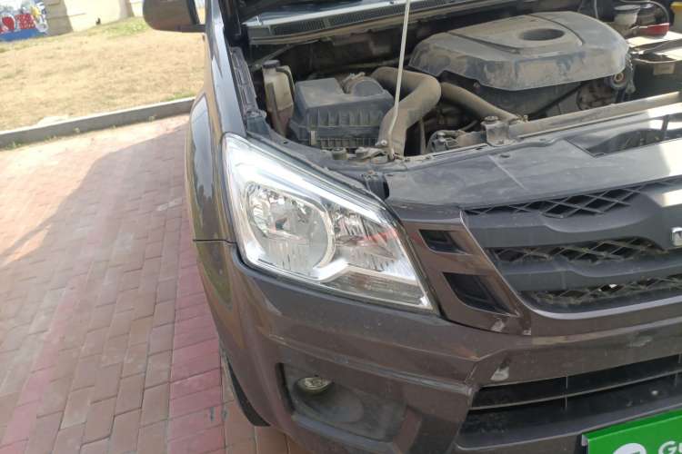 Used Isuzu JLM 2018 2.5T Two-Wheel Drive Diesel Luxury Version with Extended Cargo Bed JE4D25Q5A Right Front Headlight