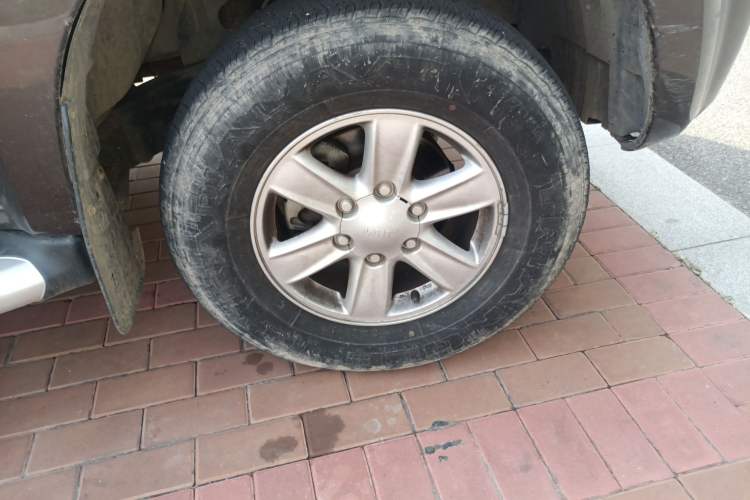 Used Isuzu JLM 2018 2.5T Two-Wheel Drive Diesel Luxury Version with Extended Cargo Bed JE4D25Q5A Right Front Wheel Hub