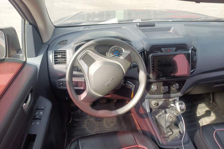 Used Isuzu JLM 2018 2.5T Two-Wheel Drive Diesel Luxury Version with Extended Cargo Bed JE4D25Q5A Steering Wheel