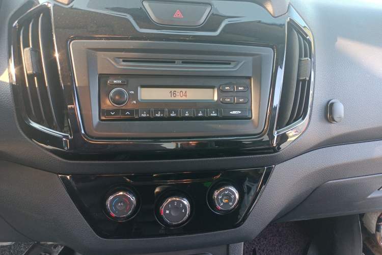 Used Isuzu JLM 2018 2.5T Two-Wheel Drive Diesel Luxury Version JE4D25Q5A Audio And AC Panel