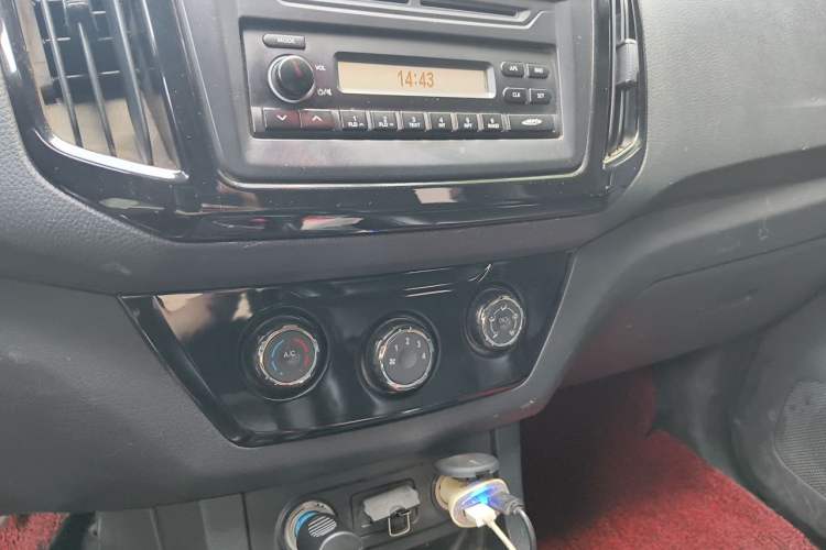 Used Isuzu JLM 2018 2.8T Classic Edition Two-Wheel Drive Luxury Version JE493ZLQ5F Audio And AC Panel