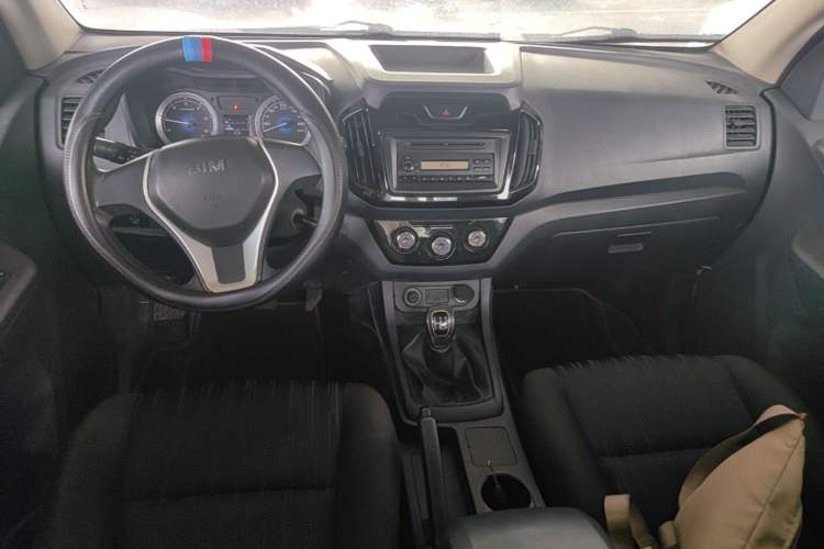 Used Isuzu JLM 2018 2.8T Classic Edition Two-Wheel Drive Luxury Version JE493ZLQ5F Center Console
