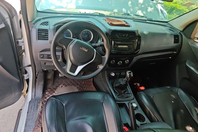 Used Isuzu JLM 2018 2.5T Four-Wheel Drive Diesel Luxury Version with Extended Cargo Bed JE4D25Q5A Center Console