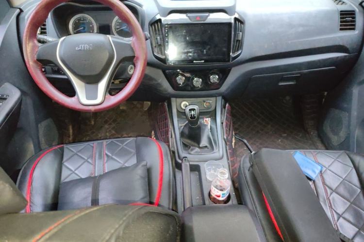 Used Isuzu JLM 2018 2.8T Classic Edition Two-Wheel Drive Luxury Version with Extended Cargo Bed JE493ZLQ5F Center Console