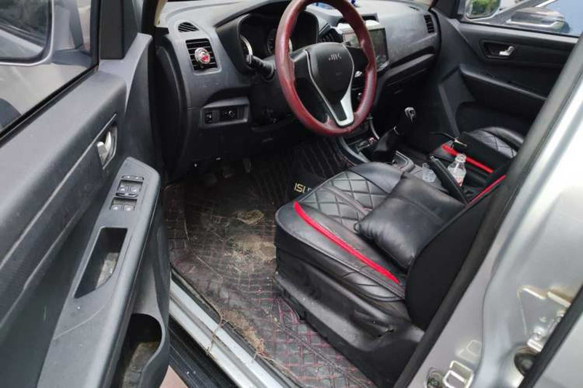 Used Isuzu JLM 2018 2.8T Classic Edition Two-Wheel Drive Luxury Version with Extended Cargo Bed JE493ZLQ5F Driver Seat