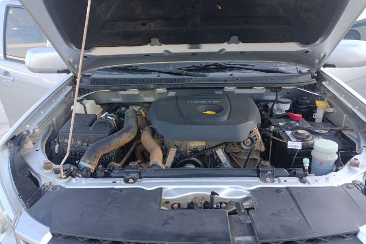 Used Isuzu JLM 2018 2.5T Two-Wheel Drive Diesel Luxury Version JE4D25Q5A Engine Bay