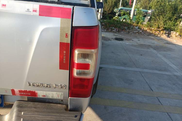 Used Isuzu JLM 2018 2.5T Two-Wheel Drive Diesel Luxury Version JE4D25Q5A Exterior 7