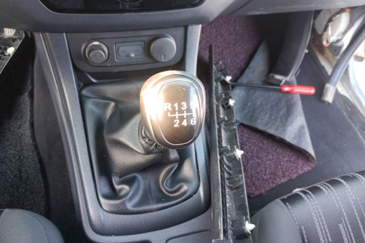 Used Isuzu JLM 2018 2.5T Two-Wheel Drive Diesel Luxury Version JE4D25Q5A Gear Lever