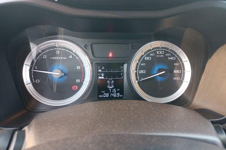Used Isuzu JLM 2018 2.5T Two-Wheel Drive Diesel Luxury Version JE4D25Q5A Instrument Cluster