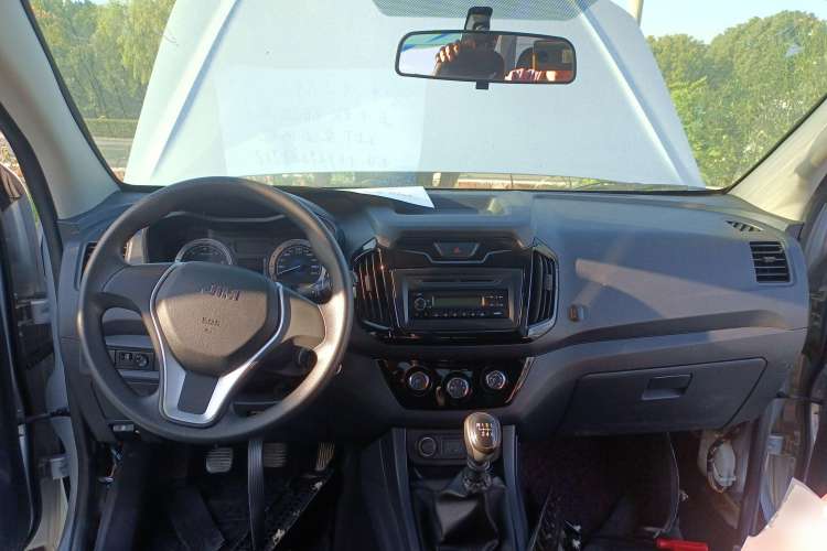 Used Isuzu JLM 2018 2.5T Two-Wheel Drive Diesel Luxury Version JE4D25Q5A Interior 2