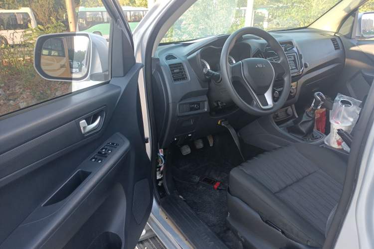 Used Isuzu JLM 2018 2.5T Two-Wheel Drive Diesel Luxury Version JE4D25Q5A Interior 3