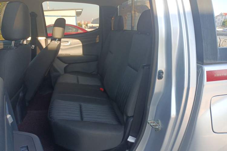 Used Isuzu JLM 2018 2.5T Two-Wheel Drive Diesel Luxury Version JE4D25Q5A Interior 4