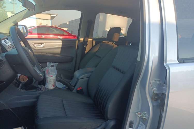Used Isuzu JLM 2018 2.5T Two-Wheel Drive Diesel Luxury Version JE4D25Q5A Left Front Seat