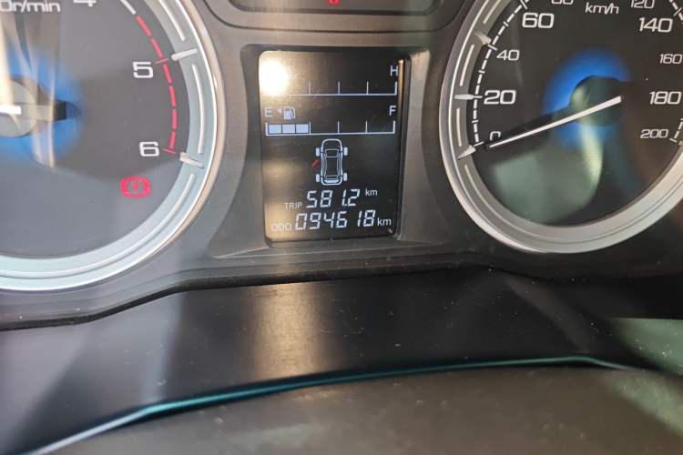 Used Isuzu JLM 2018 2.5T Four-Wheel Drive Diesel Luxury Version with Extended Cargo Bed JE4D25Q5A Odometer Close Up