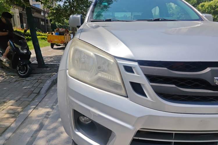 Used Isuzu JLM 2018 2.5T Four-Wheel Drive Diesel Luxury Version with Extended Cargo Bed JE4D25Q5A Right Front Headlight
