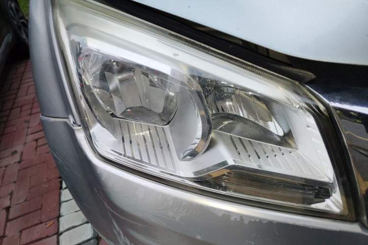 Used Isuzu JLM 2018 2.8T Classic Edition Two-Wheel Drive Luxury Version with Extended Cargo Bed JE493ZLQ5F Right Front Headlight