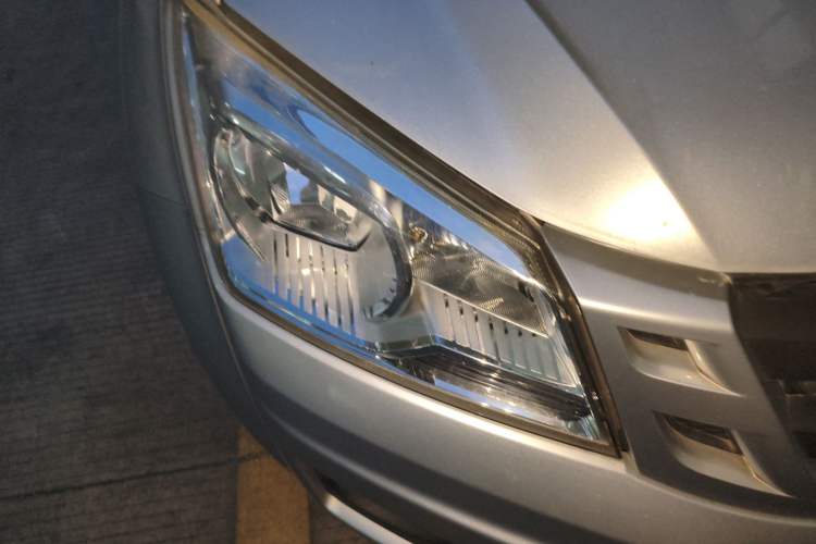 Used Isuzu JLM 2018 2.0T Two-Wheel-Drive Gasoline Ultra-Luxury Version 4K21D4T Right Front Headlight