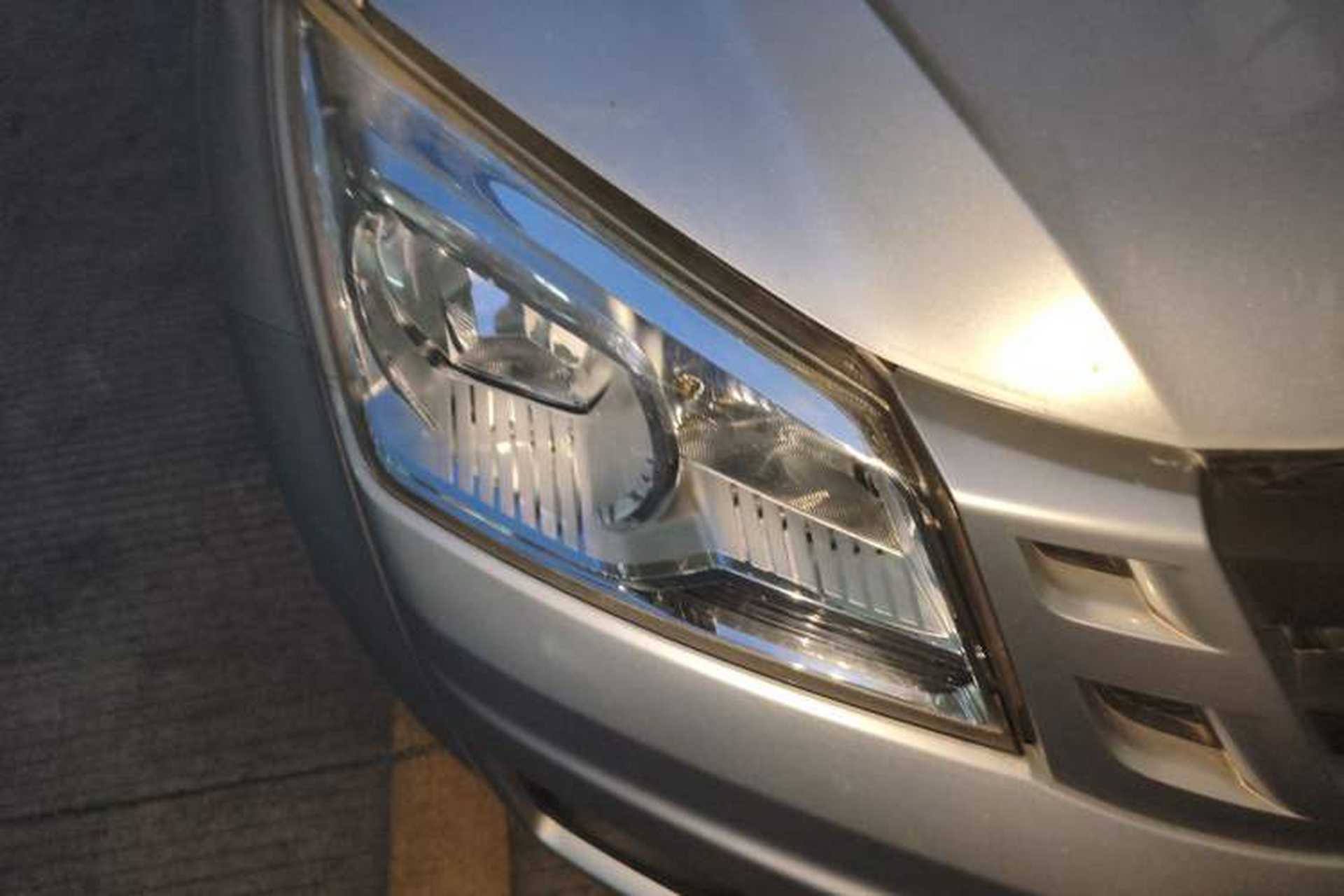 Used Isuzu JLM 2018 2.0T Two-Wheel-Drive Gasoline Ultra-Luxury Version 4K21D4T Right Front Headlight