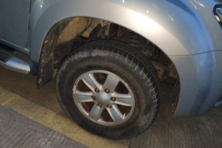Used Isuzu JLM 2018 2.0T Two-Wheel-Drive Gasoline Ultra-Luxury Version 4K21D4T Right Front Wheel Hub