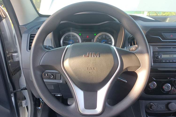 Used Isuzu JLM 2018 2.5T Two-Wheel Drive Diesel Luxury Version JE4D25Q5A Steering Wheel