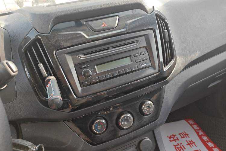 Used Isuzu JLM 2018 2.5T Two-Wheel Drive Diesel Luxury Version with Extended Cargo Bed JE4D25Q5A Audio And AC Panel