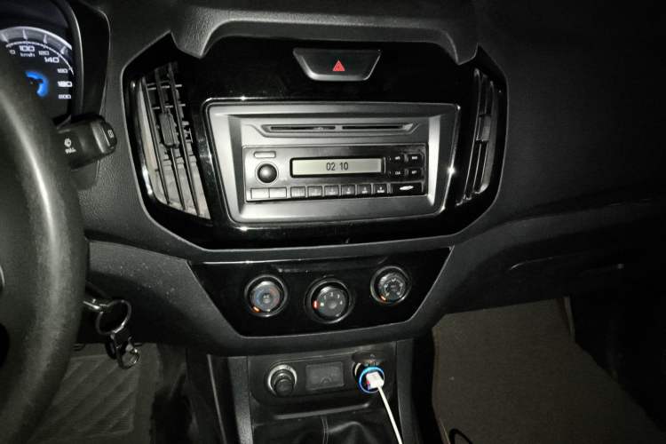 Used Isuzu JLM 2018 2.8T Classic Edition Two-Wheel Drive Progressive Version JE493ZLQ5F Audio And AC Panel
