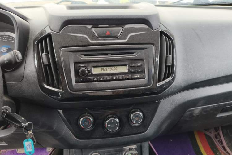 Used Isuzu JLM 2018 2.8T Classic Edition 4x4 Luxury Model with Extended Cargo Bed JE493ZLQ5F Audio And AC Panel
