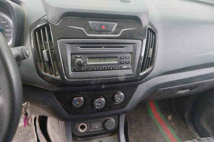 Used Isuzu JLM 2018 2.8T Classic Edition 4x4 Luxury Model with Extended Cargo Bed JE493ZLQ5F Audio And AC Panel