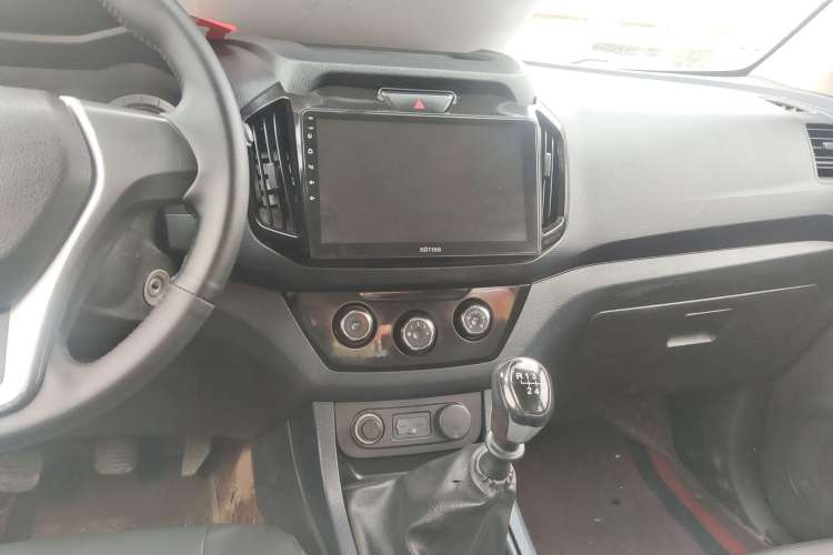 Used Isuzu JLM 2018 2.5T Two-Wheel Drive Diesel Luxury Version with Extended Cargo Bed JE4D25Q5A Audio And AC Panel