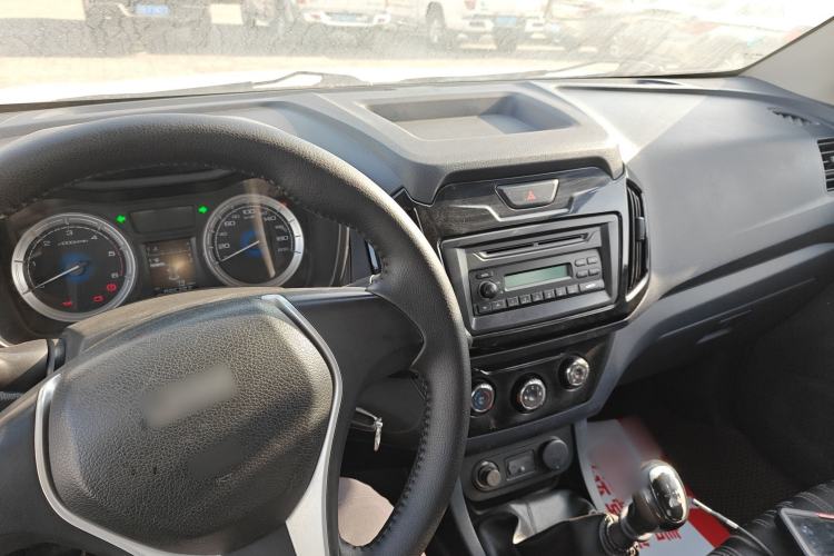 Used Isuzu JLM 2018 2.5T Two-Wheel Drive Diesel Luxury Version with Extended Cargo Bed JE4D25Q5A Center Console