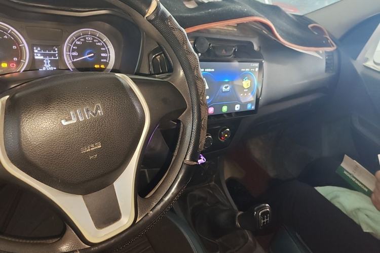 Used Isuzu JLM 2018 2.8T Classic Edition 4x4 Luxury Model with Extended Cargo Bed JE493ZLQ5F Center Console