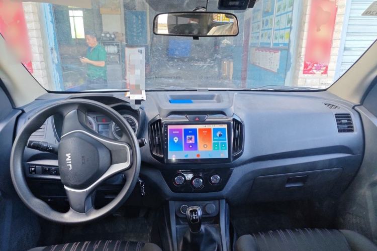 Used Isuzu JLM 2018 2.8T Classic Edition Two-Wheel Drive Luxury Version with Extended Cargo Bed JE493ZLQ5F Center Console